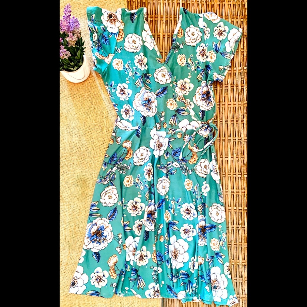 Women's floral wrap dress size small.